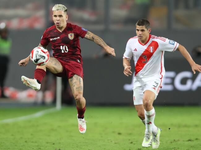 Aldo Corzo (d) de Perú disputa el balón con Yeferson Soteldo de Venezuela hoy, en un partido de las eliminatorias para la Copa Mundo de Fútbol de 2026 en el estadio Nacional en Lima (Perú). EFE/ Paolo Aguilar