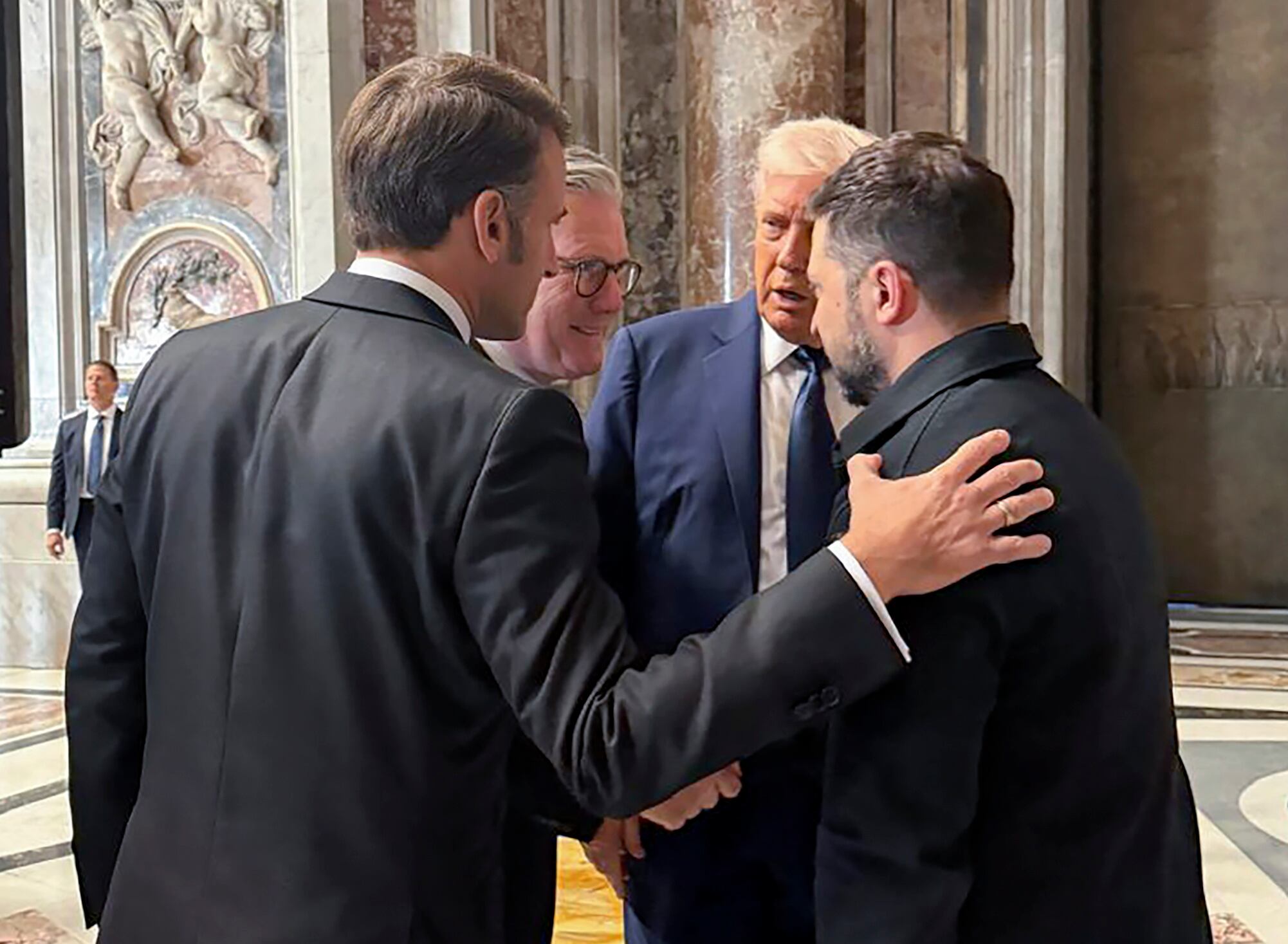 Trump y Zelenski se reunieron en Roma antes del funeral del papa Francisco. Foto: EFE.