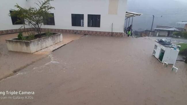 Quebradas como Piedra Mula, Agua Chucha y San Francisco, así como los ríos Vichiquí y La Calera se desbordaron . Foto: Cortesía