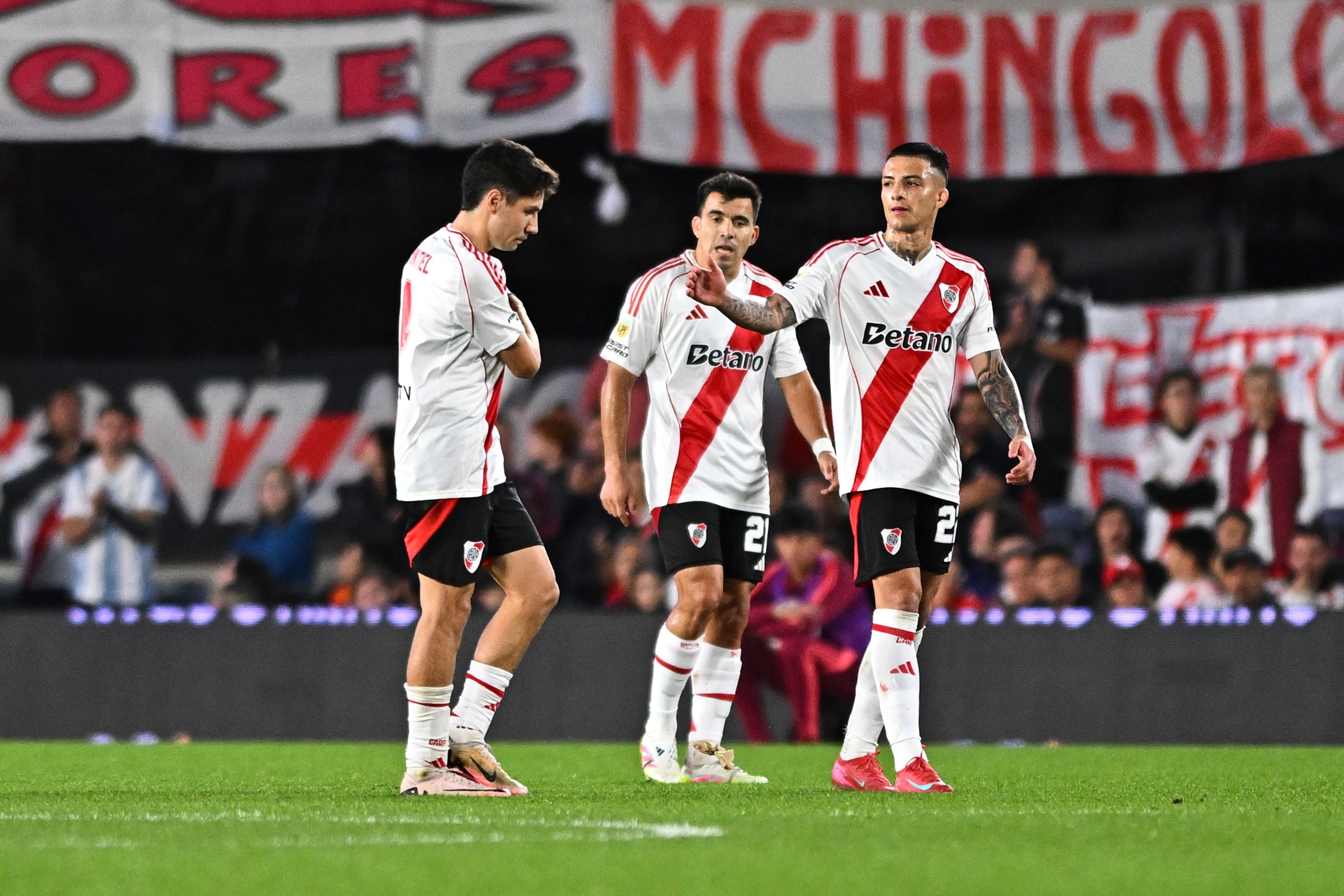 Kevin Castaño, Gonzalo Montiel y Marcos Acuña. Foto: Rodrigo Valle/Getty Images.