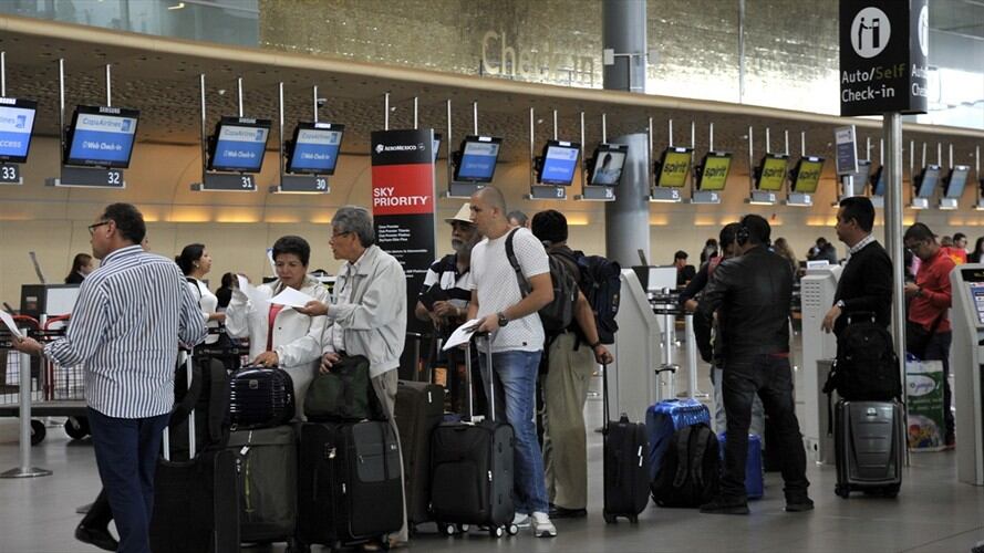 La Fiscalía y la Policía desarticularon una estructura criminal señalada de imponer una nueva modalidad para ingresar activos ilícitos a través de los aeropuertos del país. Foto: Getty Images