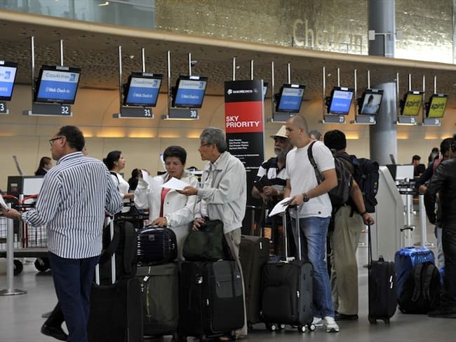 La Fiscalía y la Policía desarticularon una estructura criminal señalada de imponer una nueva modalidad para ingresar activos ilícitos a través de los aeropuertos del país. Foto: Getty Images