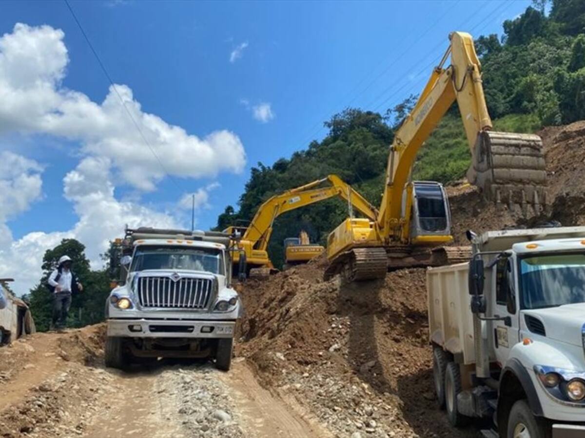Se sigue presentando caída de material en la vía Los Llanos – Tarazá en Antioquia