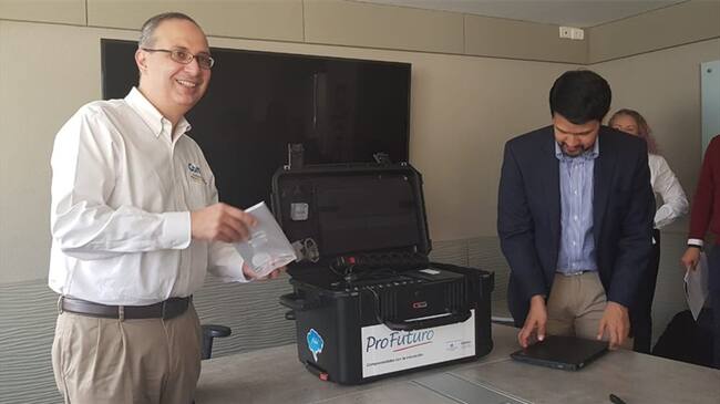 La Caja de Compensación Familiar de Caldas, junto con Telefónica, pudieron capacitar a 36 docentes con una maleta tecnológica, compuesta por un computador portátil, 12 tabletas y un proyector. Foto: Adrián Rodríguez (W Radio)