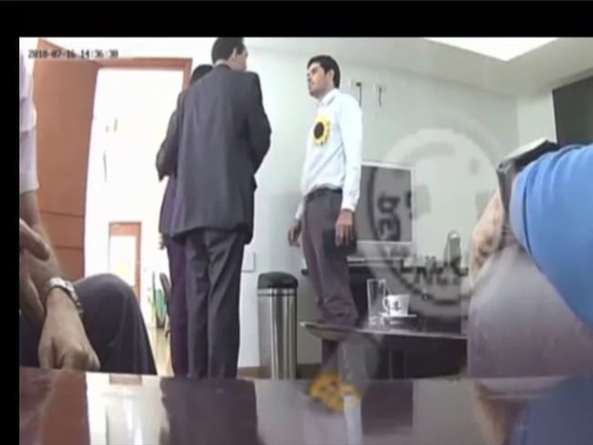 En el video hace presencia el representante a la cámara por Santander,Fabián Díaz. . Foto:Tomada del video del El Denunciante..