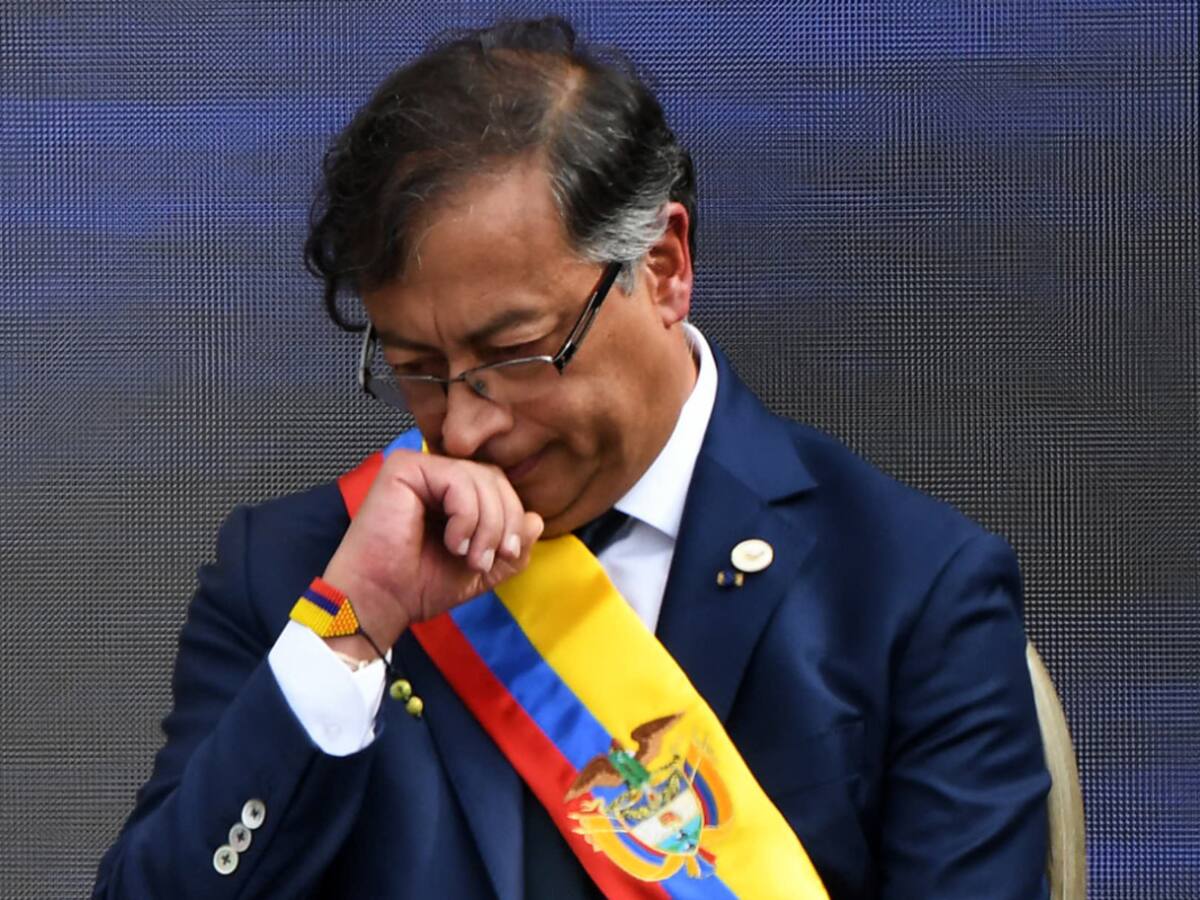 Al Oído: Presidente Petro, su Gobierno nos asfixia, ¡reaccione, deje Twitter y gobierne!