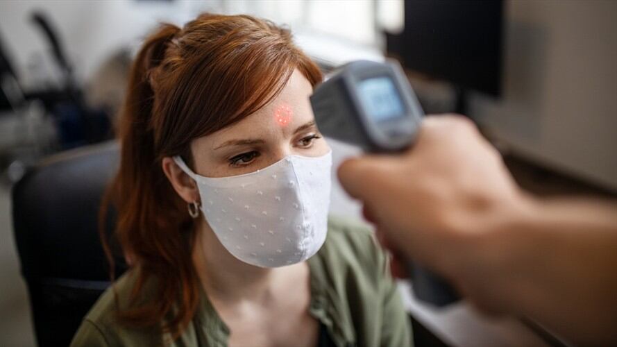 Fiebre alta, dolores musculares, dolor de cabeza, malestar general, tos seca, dolor de garganta y rinitis, son síntomas de la influenza y algunos de los de COVID-19. Foto: Getty Images / LUIS ÁLVAREZ