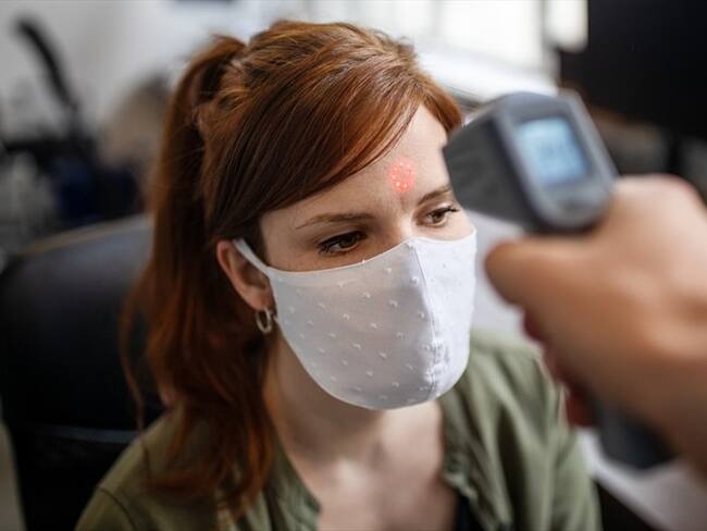 Fiebre alta, dolores musculares, dolor de cabeza, malestar general, tos seca, dolor de garganta y rinitis, son síntomas de la influenza y algunos de los de COVID-19. Foto: Getty Images / LUIS ÁLVAREZ