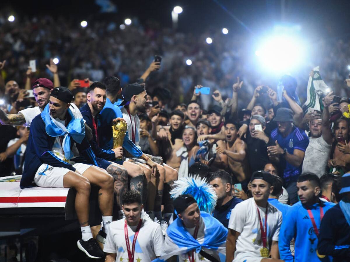 Fotos: Selección Argentina llegó a casa en medio de un multitudinario recibimiento