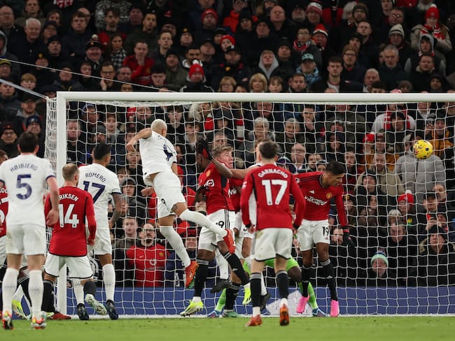 Manchester (United Kingdom), 14/01/2024.- Richarlison of Tottenham Hotspur scores the 1-1 goal during the English Premier League soccer match between Manchester United and Tottenham Hotspur in Manchester, Britain, 14 January 2024. (Reino Unido) EFE/EPA/ADAM VAUGHAN EDITORIAL USE ONLY. No use with unauthorized audio, video, data, fixture lists, club/league logos or 'live' services. Online in-match use limited to 120 images, no video emulation. No use in betting, games or single club/league/player publications.