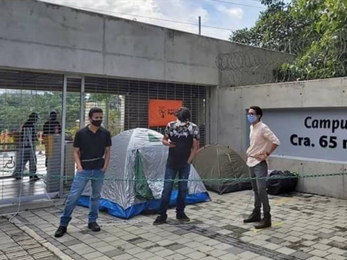 Estudiantes de la UNAL Medellín se encadenaron por falta de cupos en materias de pregrado