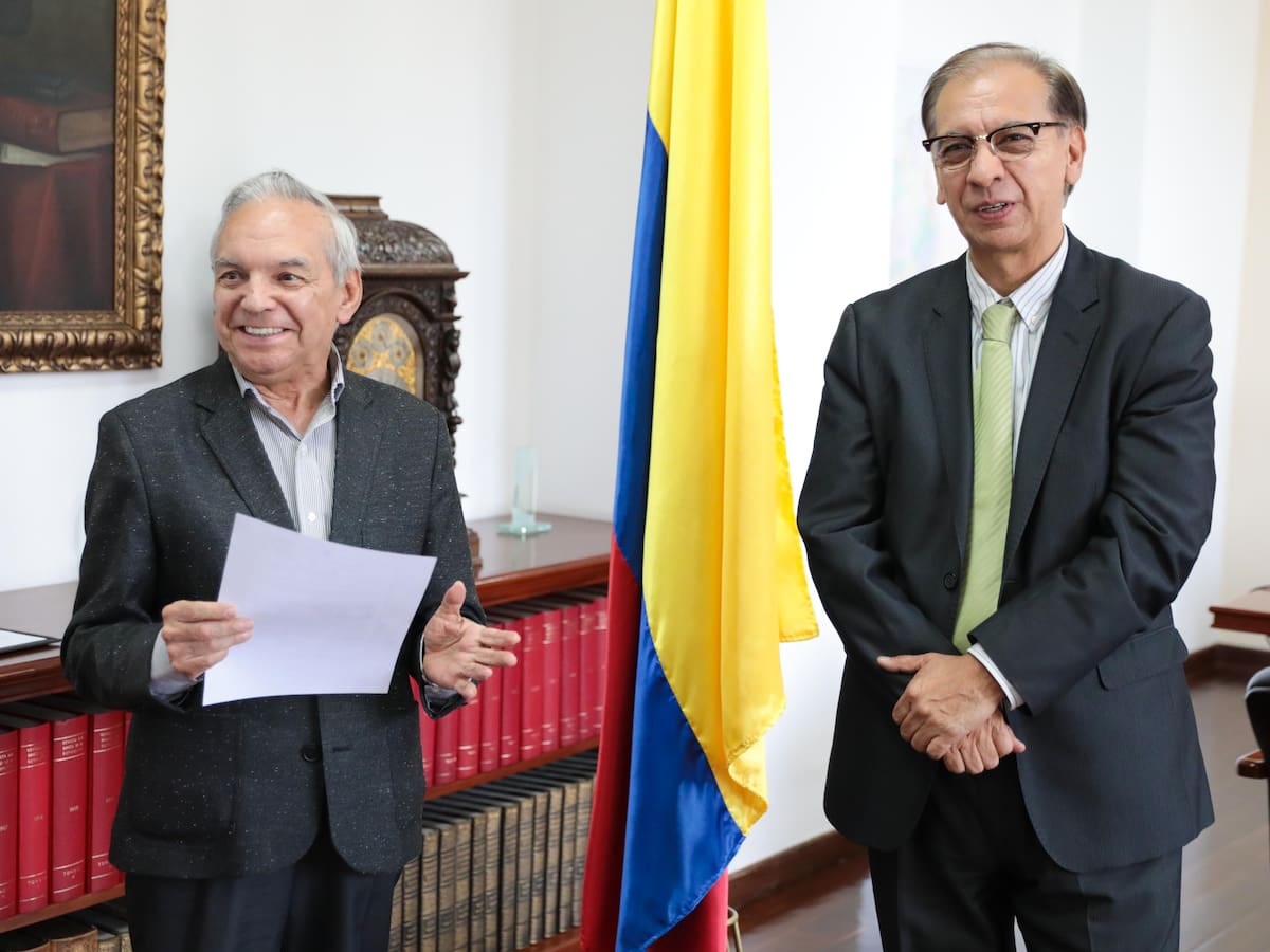 Pulla de MinHacienda a exdirector de la Dian en posesión de nuevo director