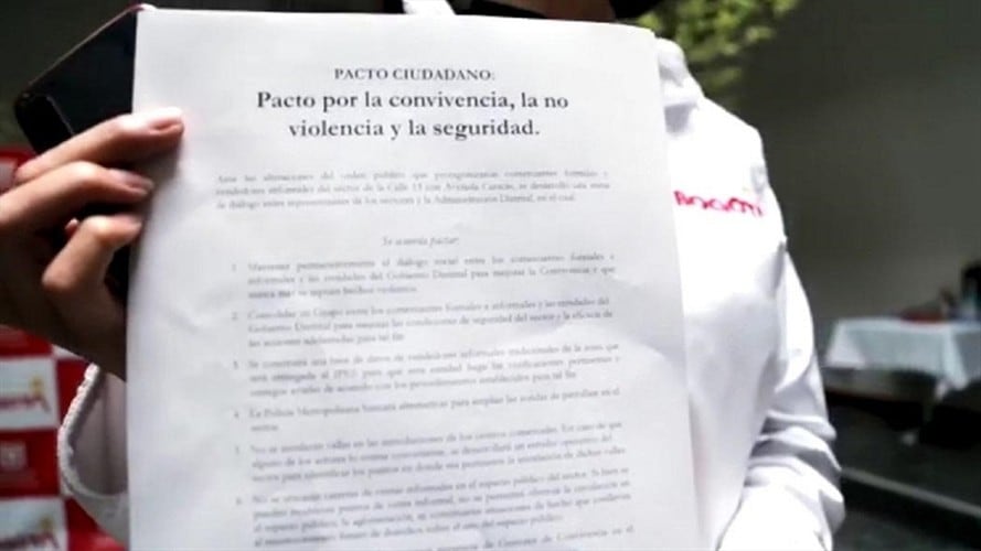 Uno de los compromisos es que el IPES recibirá la base de datos de los comerciantes informales para verificar cuáles de ellos se encuentran en los programas de ayudas del Distrito.. Foto: Cortesía Secretaría de Gobierno