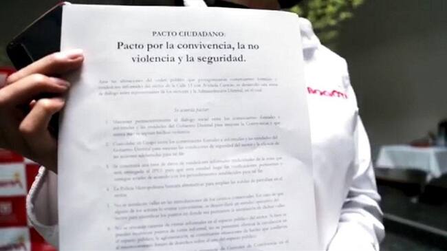 Uno de los compromisos es que el IPES recibirá la base de datos de los comerciantes informales para verificar cuáles de ellos se encuentran en los programas de ayudas del Distrito.. Foto: Cortesía Secretaría de Gobierno