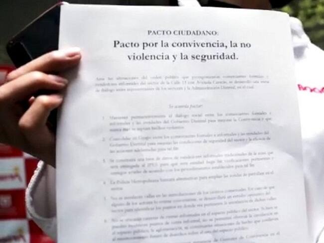 Uno de los compromisos es que el IPES recibirá la base de datos de los comerciantes informales para verificar cuáles de ellos se encuentran en los programas de ayudas del Distrito.. Foto: Cortesía Secretaría de Gobierno