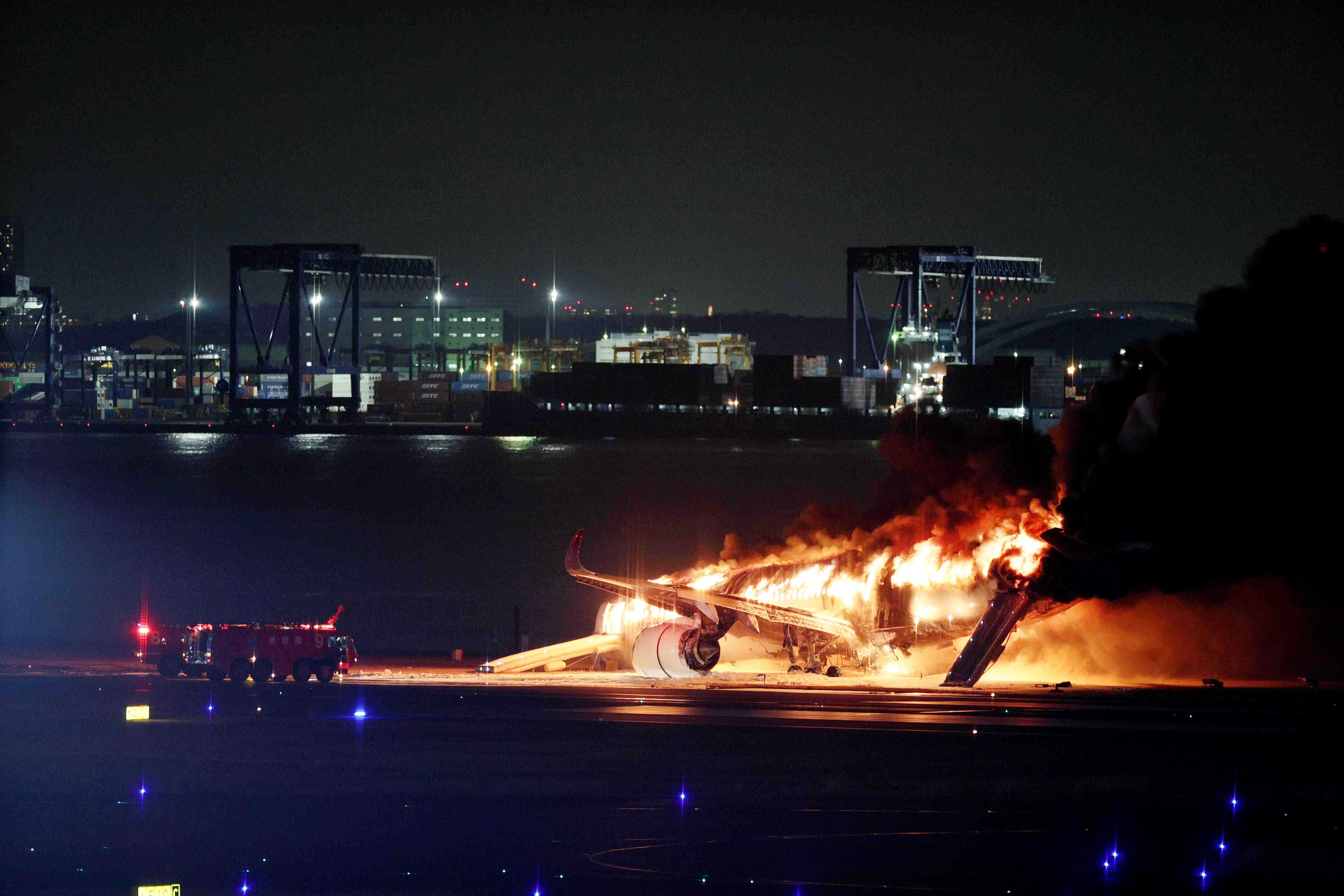 Accidente entre aviones en Tokio. Foto: EFE/EPA/JIJI PRESS JAPAN OUT EDITORIAL USE ONLY/