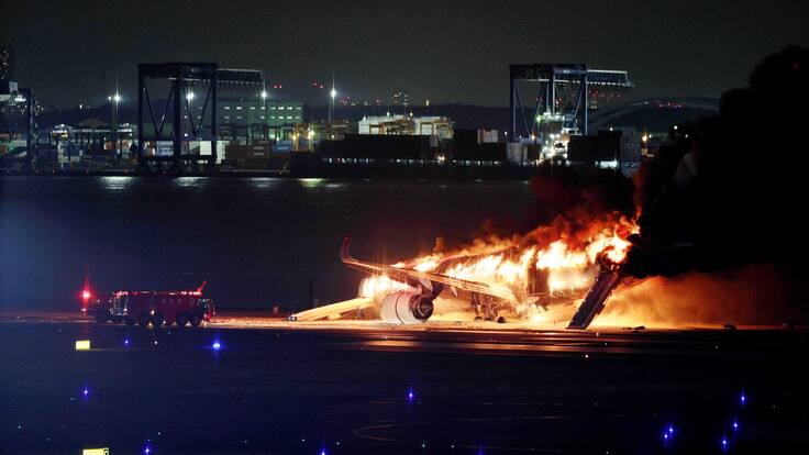 Tokyo (Japan), 01/01/2024.- A Japan Airline (JAL) passenger plane bursts into flames on the tarmac at Haneda Airport in Tokyo, Japan, 02 January 2024, after its landing. The JAL airplane apparently collided with a Japan Coast Guard plane as it landed. All 379 people on the JAL plane, including 367 passengers and 12 crew members, have been safely evacuated, according to JAL. (Japón, Tokio) EFE/EPA/JIJI PRESS JAPAN OUT EDITORIAL USE ONLY/