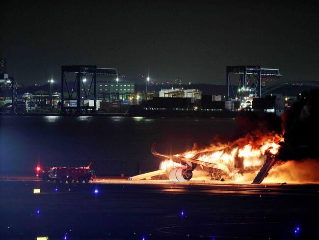 Accidente entre aviones en Tokio. Foto: EFE/EPA/JIJI PRESS JAPAN OUT EDITORIAL USE ONLY/