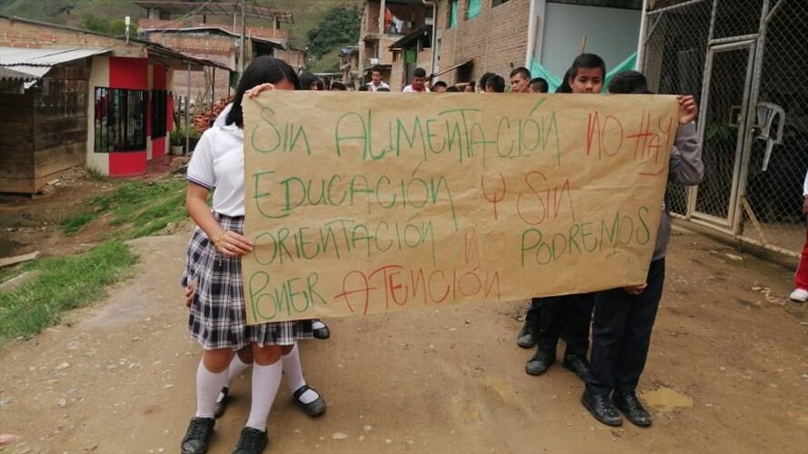 Los estudiantes de varios planteles habían salido a protestar en el casco urbano para denunciar la falta de atención . Foto: Cortesía