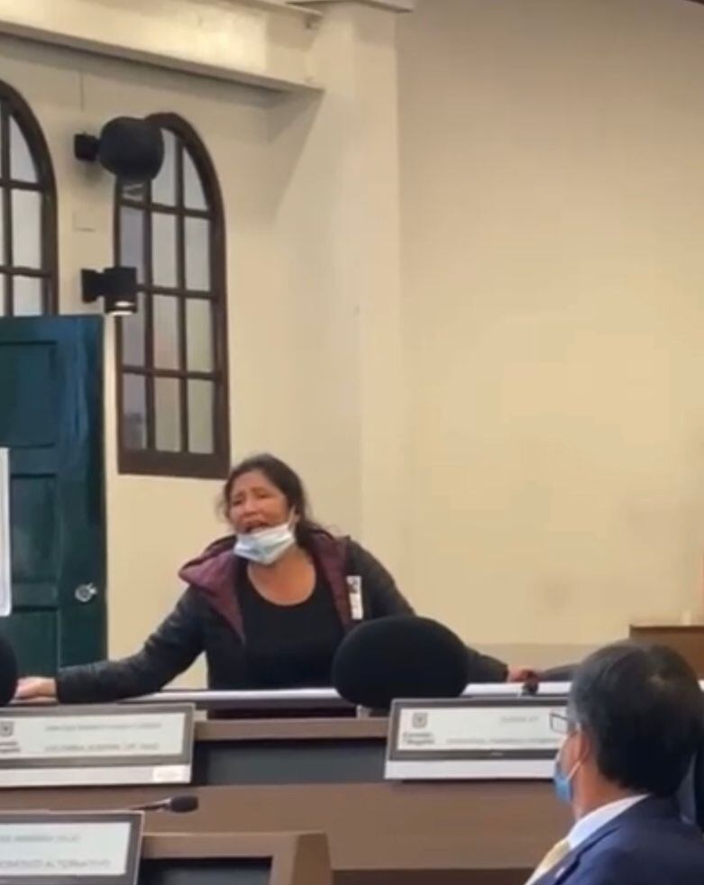 Mujer que interrumpió la sesión del Concejo de Bogotá. Cortesía captura de pantalla Concejo de Bogotá