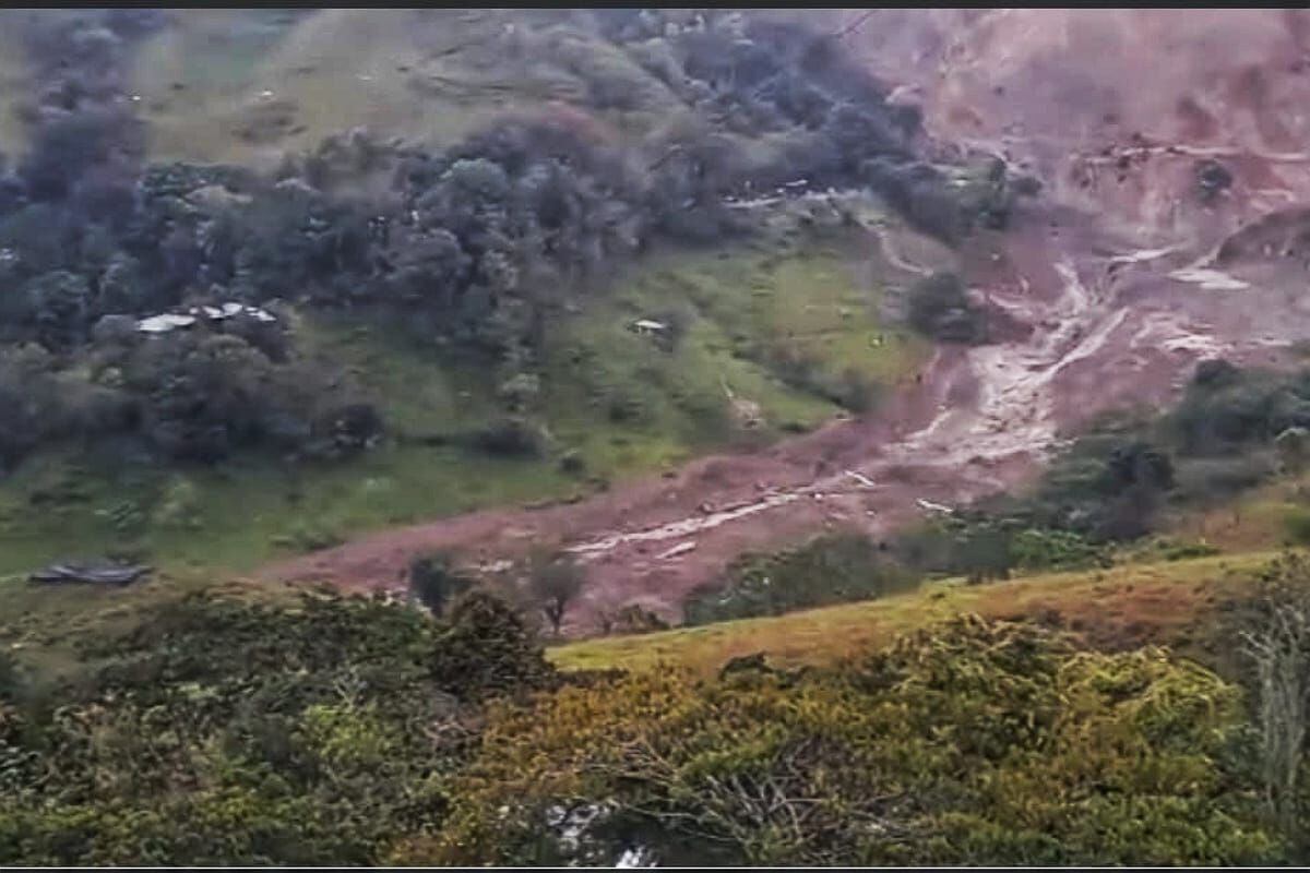 Avalancha en el sector de la emergencia en Rosas, Cauca. Crédito: Bomberos de Rosas, Cauca.