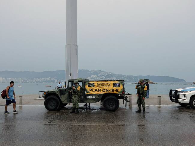 MEX9232. ACAPULCO (MÉXICO), 24/10/2023.- Soldados del Ejército mexicano vigilan hoy como parte de las medidas ante la inminente llegada del huracán Otis, en Acapulco (México). El huracán Otis, que se desplaza por el Pacífico mexicano rumbo al estado de Guerrero, se ha intensificado rápidamente a categoría 4 en la escala Saffir-Simpson y puede alcanzar la categoría 5 en las próximas horas, informó este martes el Servicio Meteorológico Nacional (SMN). EFE/David Guzmán