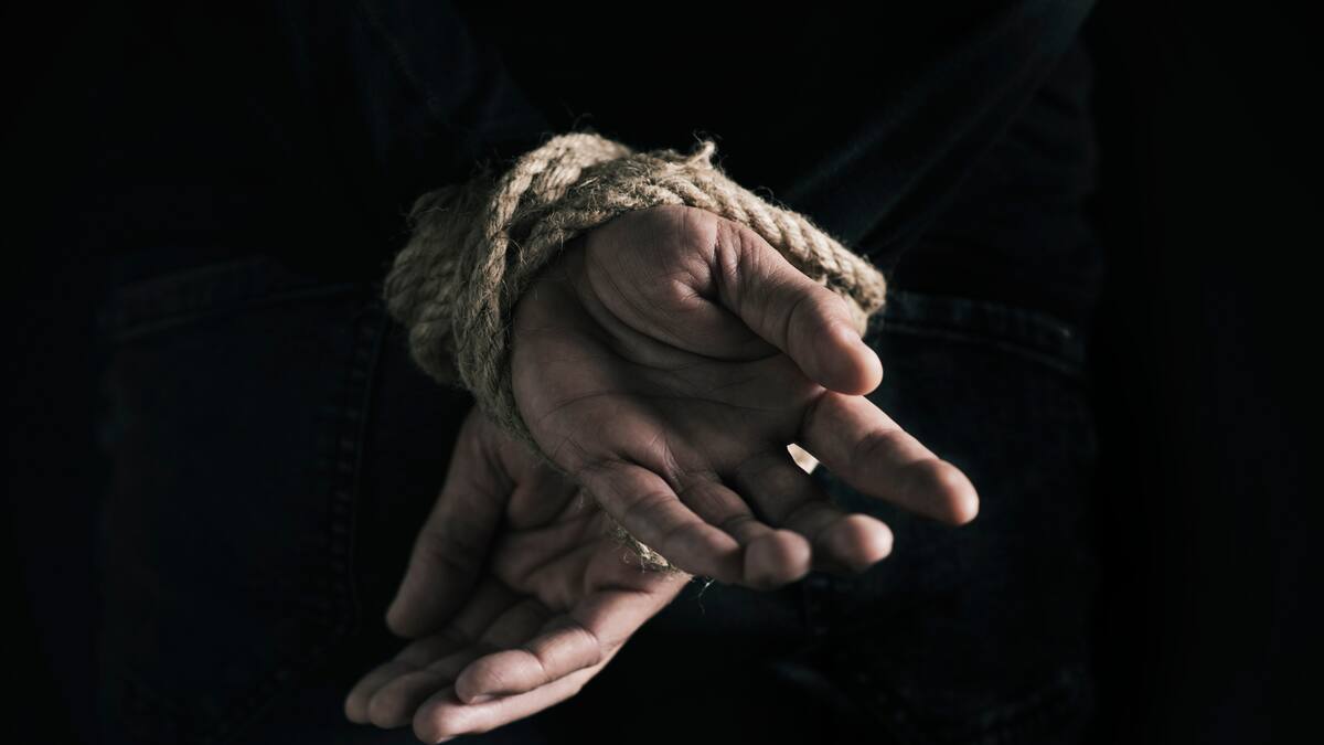 Desnudos, atados y golpeados: comunidad acusa a hombres de robar cables en Bogotá