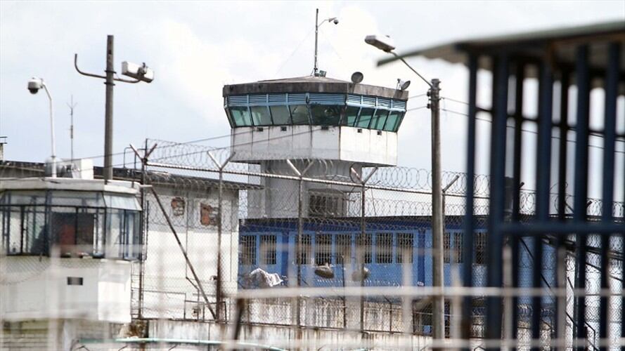 En el operativo fueron hallados tres teléfonos celulares, pertenecientes a la excongresista Aida Merlano. Foto: Colprensa