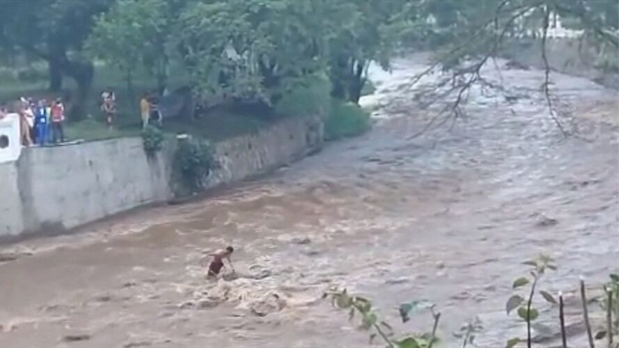 Bomberos de Cali rescatan a hombre en el río Cali. Foto: Bomberos Cali