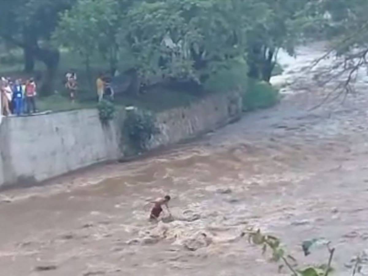 Pánico en el Bulevar de Cali por hombre que fue arrastrado por el río