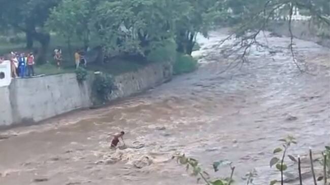 Bomberos de Cali rescatan a hombre en el río Cali. Foto: Bomberos Cali