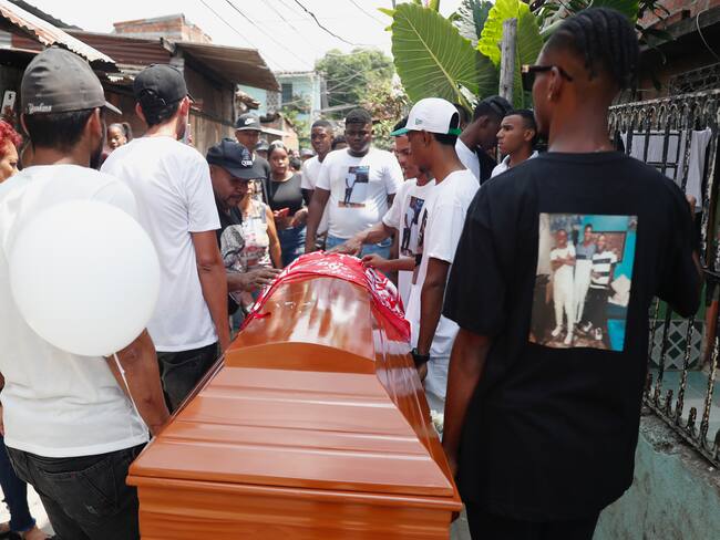 AME1792. CALI (COLOMBIA), 16/08/2023.- Familiares y amigos cargan el féretro de Pablo Andrés Carabalí, hermano de Jorelyn Carabalí, jugadora de la selección Colombia de fútbol femenino, en Cali (Colombia). El lunes 14 de agosto, desconocidos asesinaron, en una discoteca de Cali, principal ciudad del suroeste de Colombia, a Andrés Carabalí, hermano de la futbolista Jorelyn Carabalí, que acaba de participar con la selección cafetera en el Mundial Femenino de Australia y Nueva Zelanda, informaron este lunes las autoridades. EFE/ Ernesto Guzmán