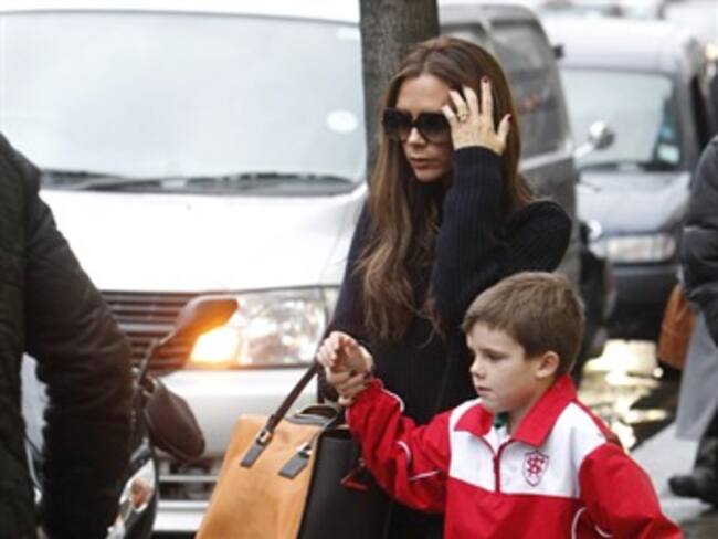 Victoria Beckham y su hijo. Foto: Bang Media.
