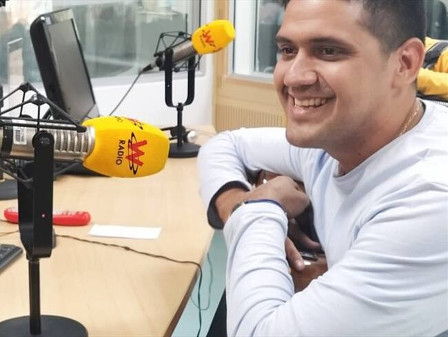 El cantante habló en W Fin de Semana sobre la historia de esta canción que cuenta el comienzo de la relación entre Carmen Villalobos y Sebastian Caicedo.. Foto: W Radio