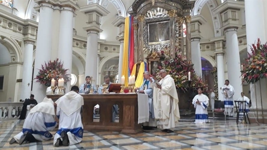 Durante una semana estarán montando toda la estrategia y logística que implica: lavamanos, dispensador del gel, dispositivos para toma de temperatura, demarcación en el piso y sillas habilitadas.. Foto: La W