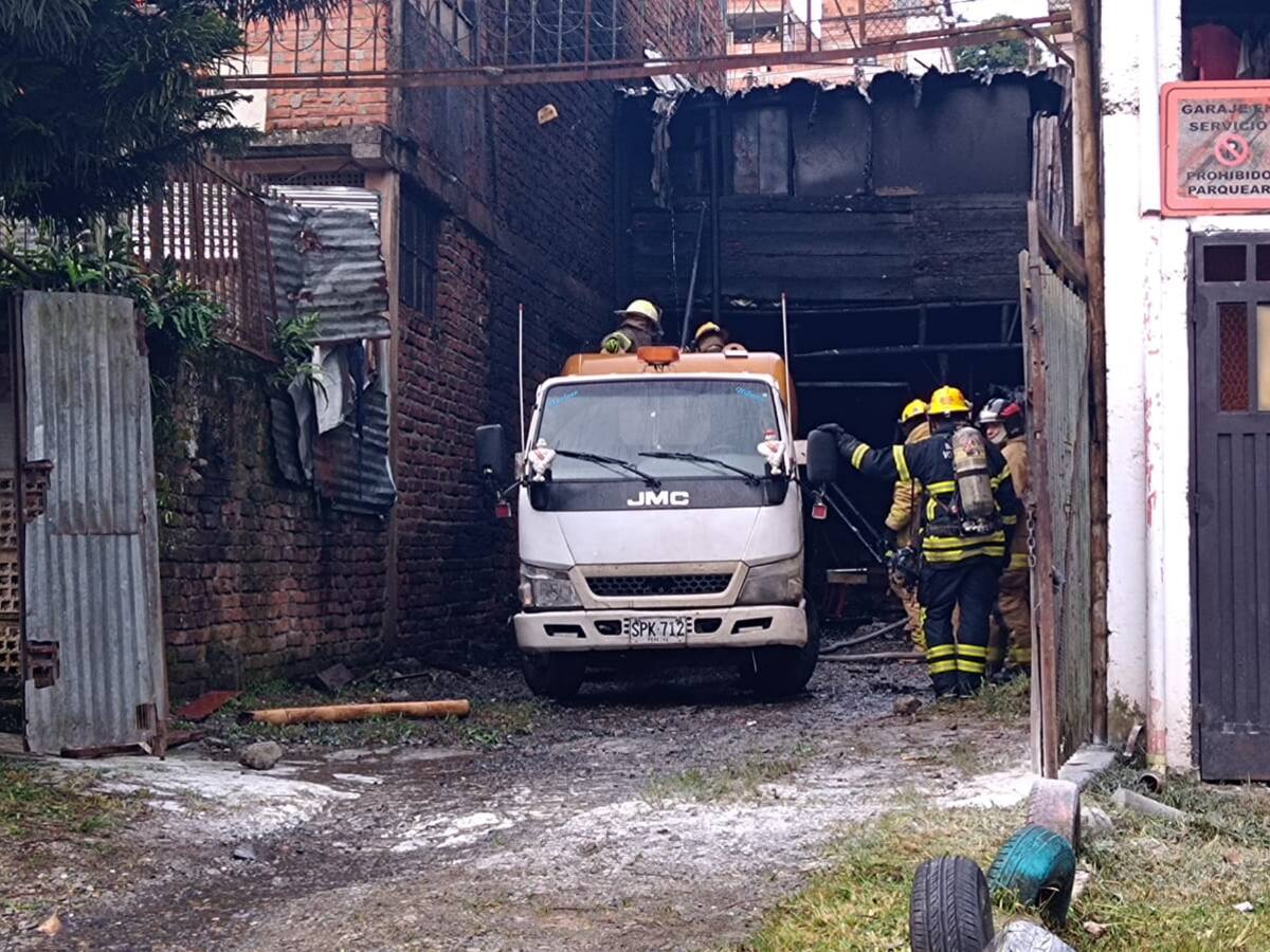 Tres fallecidos y 13 heridos dejó explosión en la Avenida del Río en Pereira
