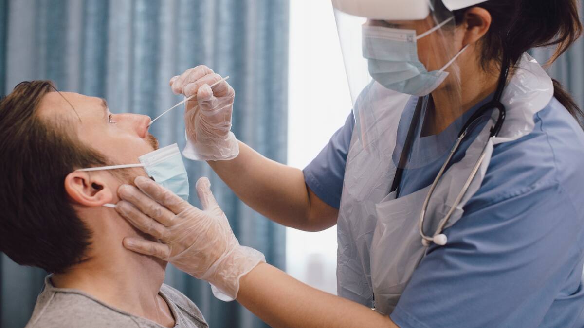 Un confinamiento más temprano habría evitado 23.000 muertes en Inglaterra, según investigación