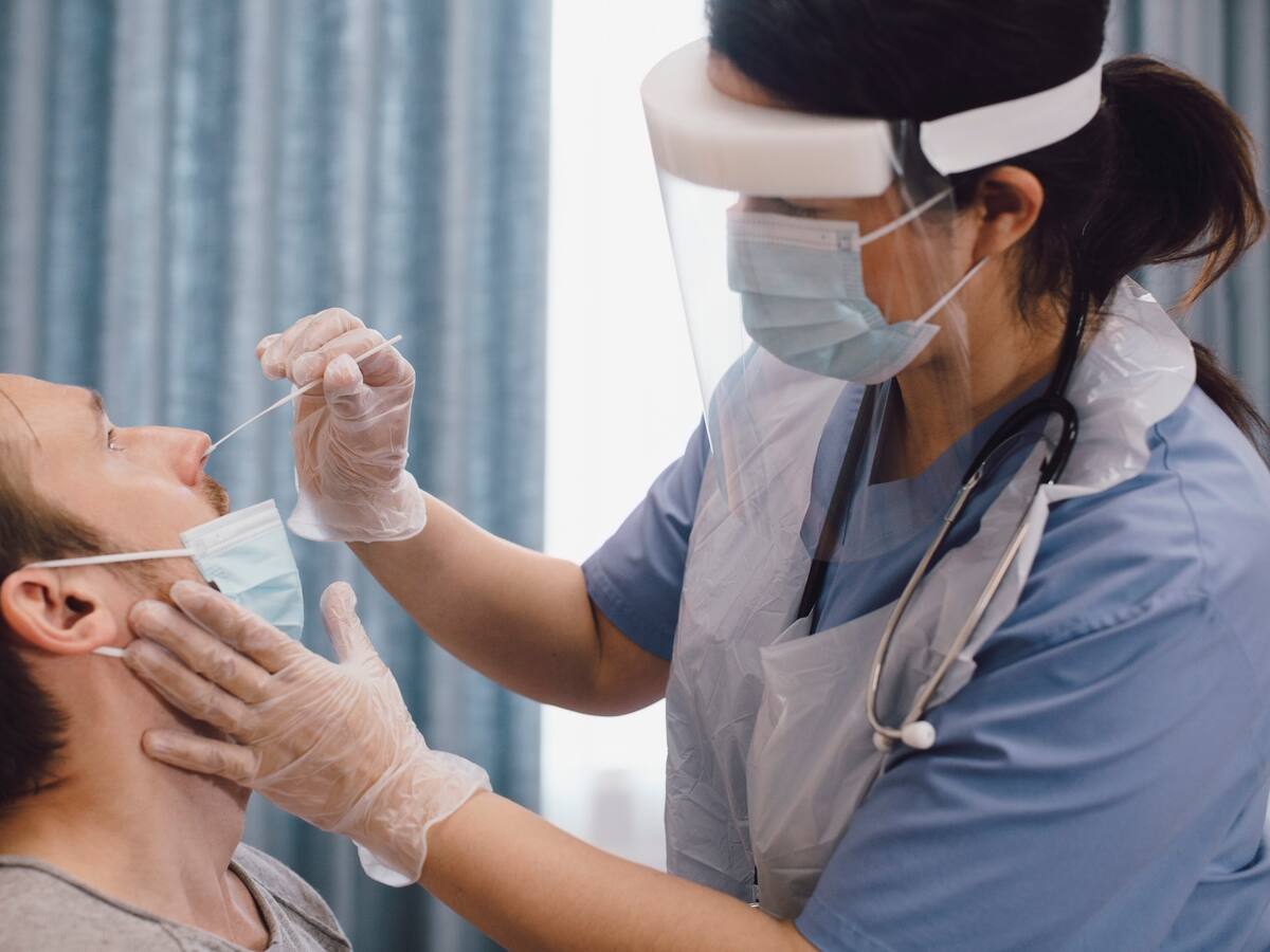 Un confinamiento más temprano habría evitado 23.000 muertes en Inglaterra, según investigación