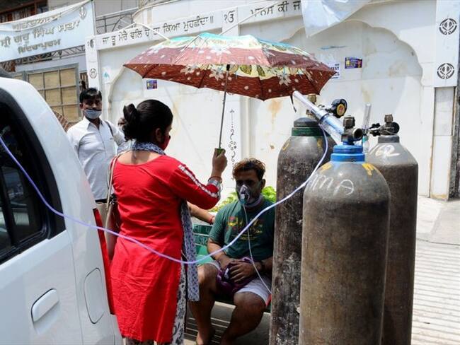Hospitales de India se quedan sin oxígeno, mientras la cifra de contagios aumenta
