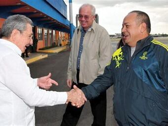 El presidente cubano Raúl Castro recibe en La Habana a Diosdado Cabello, al presidente de la Asamblea Nacional de Venezuela. Foto: EFE