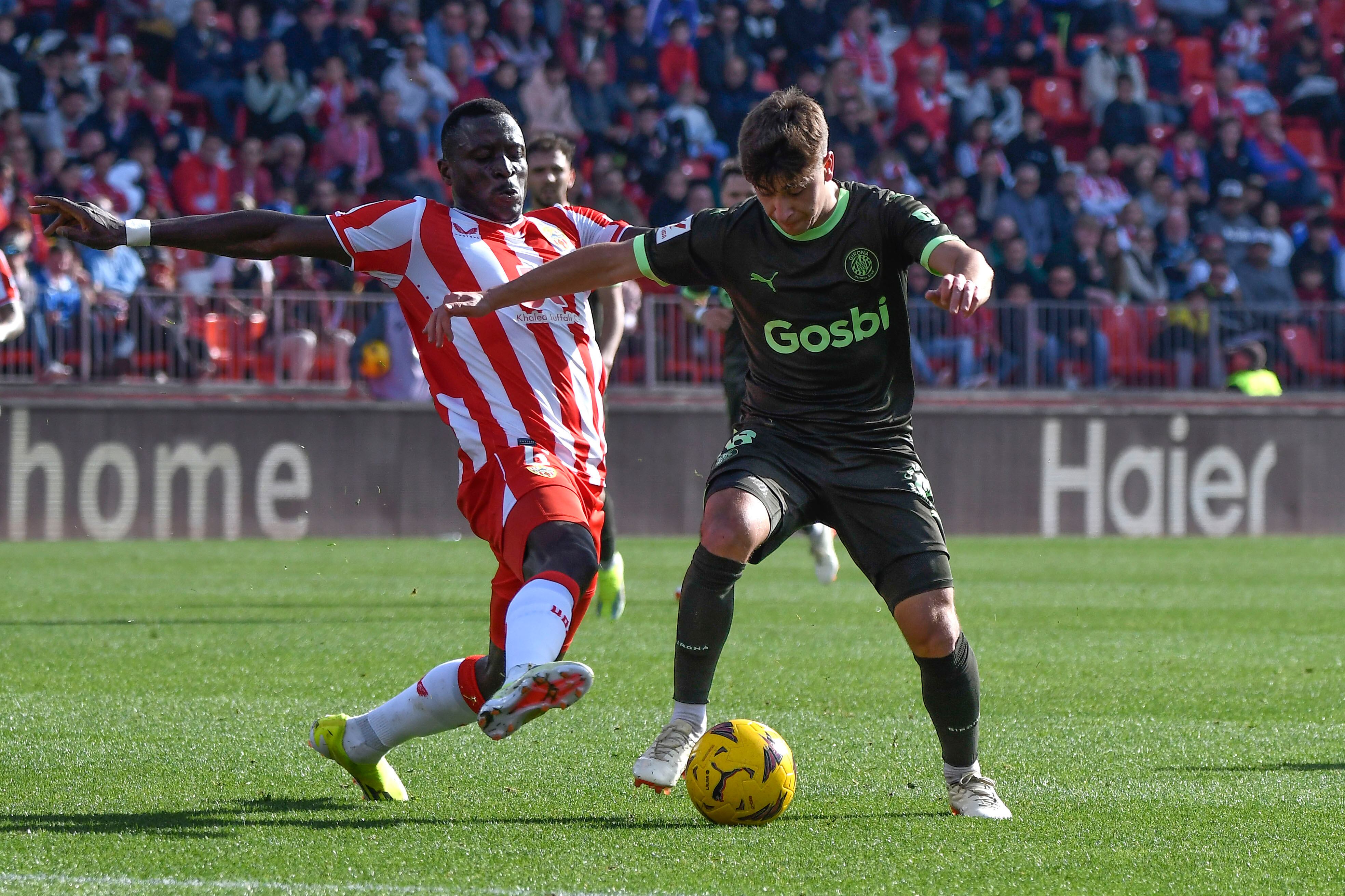 ALMERIA 14/01/2024. El jugador del Girona F.C. Pablo Torre disputa un balon con el jugador de la UD.. Almería Dion Lopy durante el partido celebrado esta tarde en Power Horse Stadium de Almería. EFE/Carlos Barba