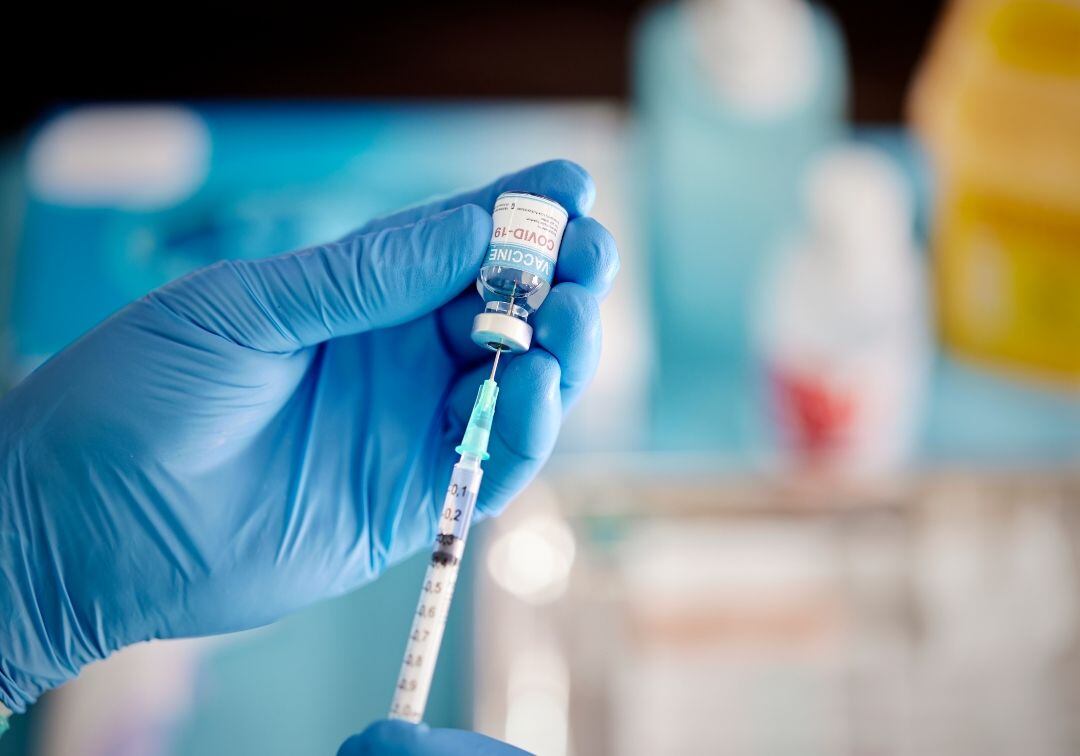 Foto de referencia de una vacuna contra el COVID-19. Foto: Getty Images/ Morsa Images