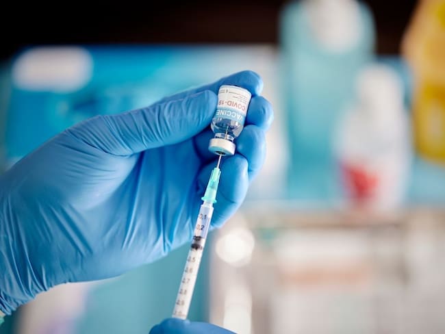 Foto de referencia de una vacuna contra el COVID-19. Foto: Getty Images/ Morsa Images
