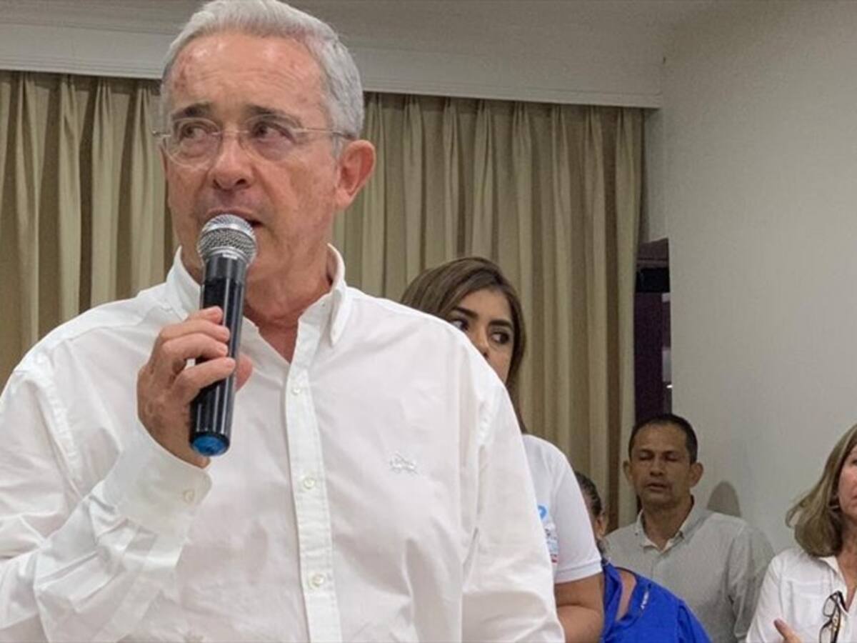 Uribe reacciona a la decisión de la Corte de tumbar la sala especial para militares en JEP