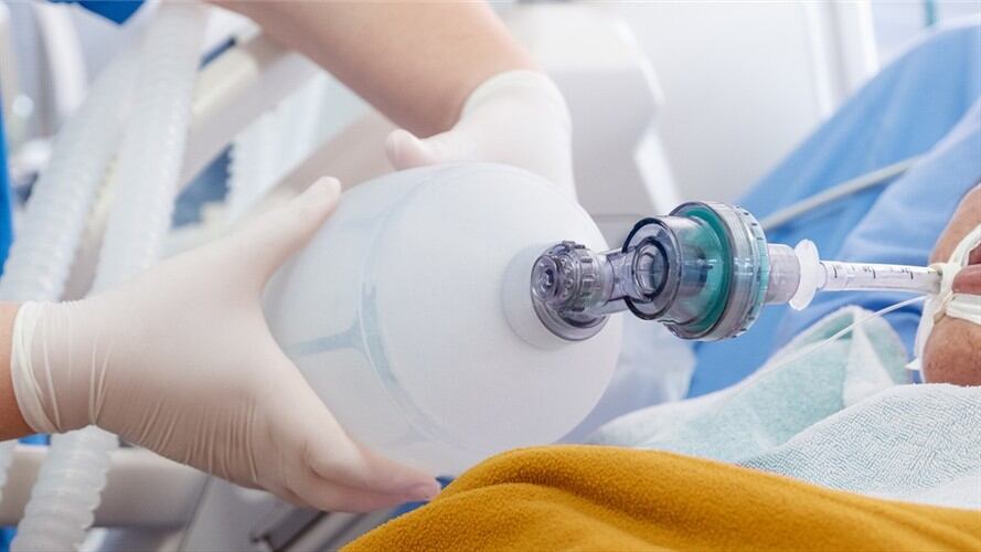 Imagen de referencia de una persona en hospital por COVID-19. Foto: Getty Images / Jackyenjoyphotograph