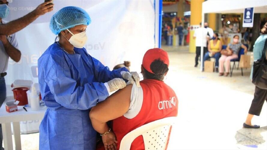 Las personas no asisten a la vacunación o no llevan a los adultos mayores. Foto: Cortesía Mutual Ser