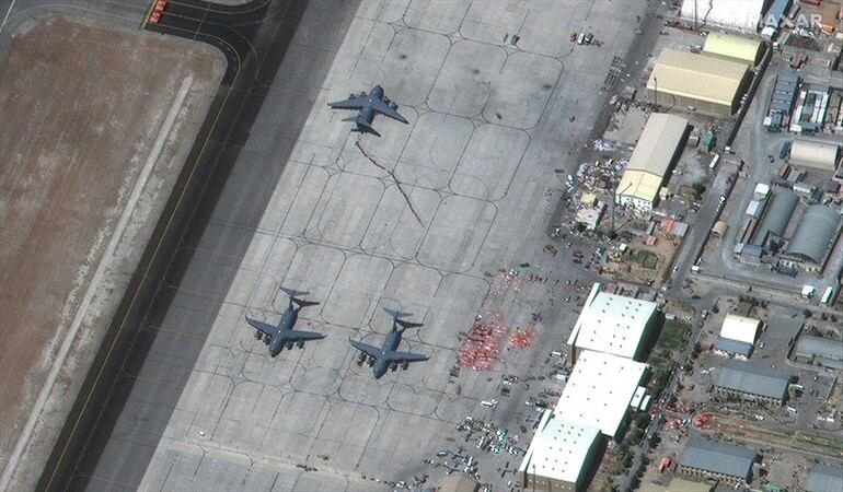 Estados Unidos reveló este sábado la identidad de los 13 soldados que perdieron la vida el jueves en el atentado terrorista contra el aeropuerto de Kabul. Foto: Folleto / Imagen satelital © 2021 Maxar Technologies / AFP