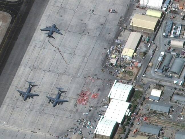 Estados Unidos reveló este sábado la identidad de los 13 soldados que perdieron la vida el jueves en el atentado terrorista contra el aeropuerto de Kabul. Foto: Folleto / Imagen satelital © 2021 Maxar Technologies / AFP