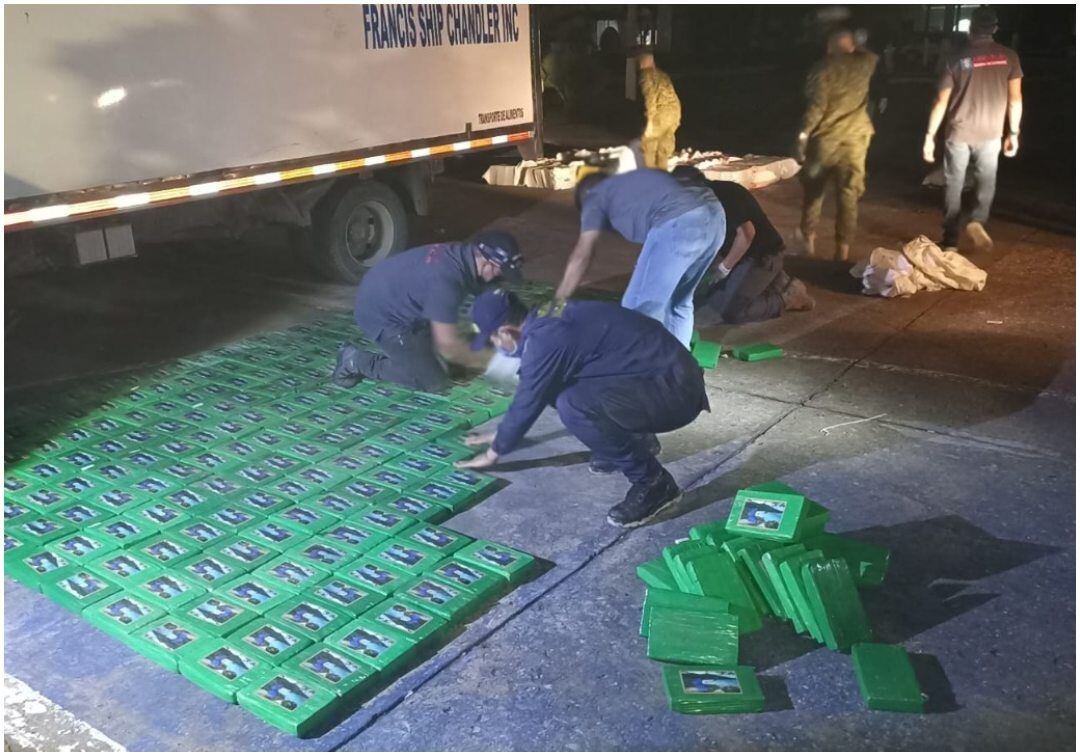 Los paquetes estaban cubiertos con un plástico verde. Crédito: Cortesía.