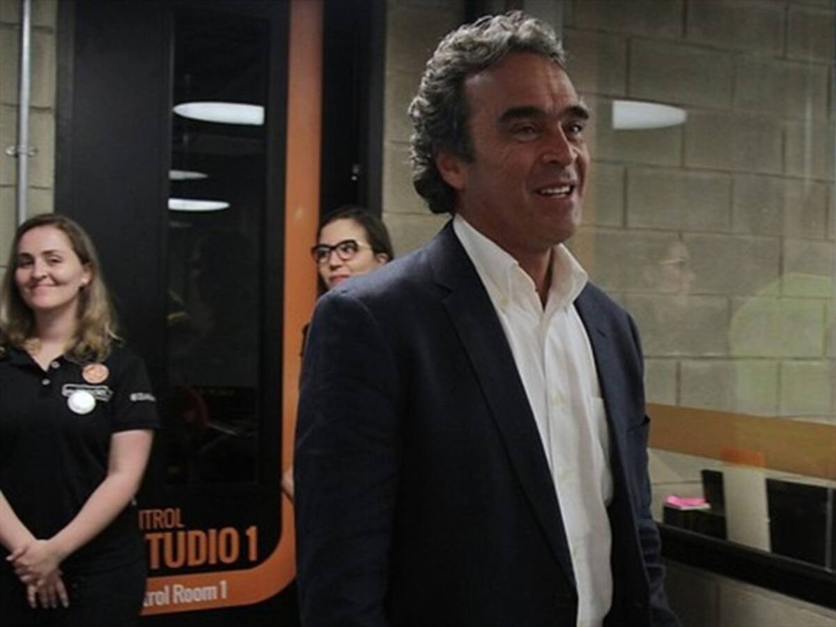 Fajardo se declara "tibio" en red social